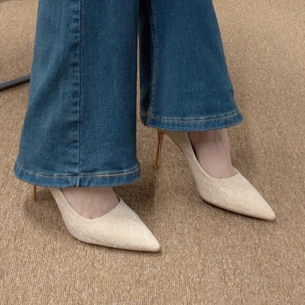 High-heeled shoes